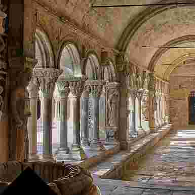 XXV LAS CLAVES DEL ROMÁNICO (Julio). El monasterio románico