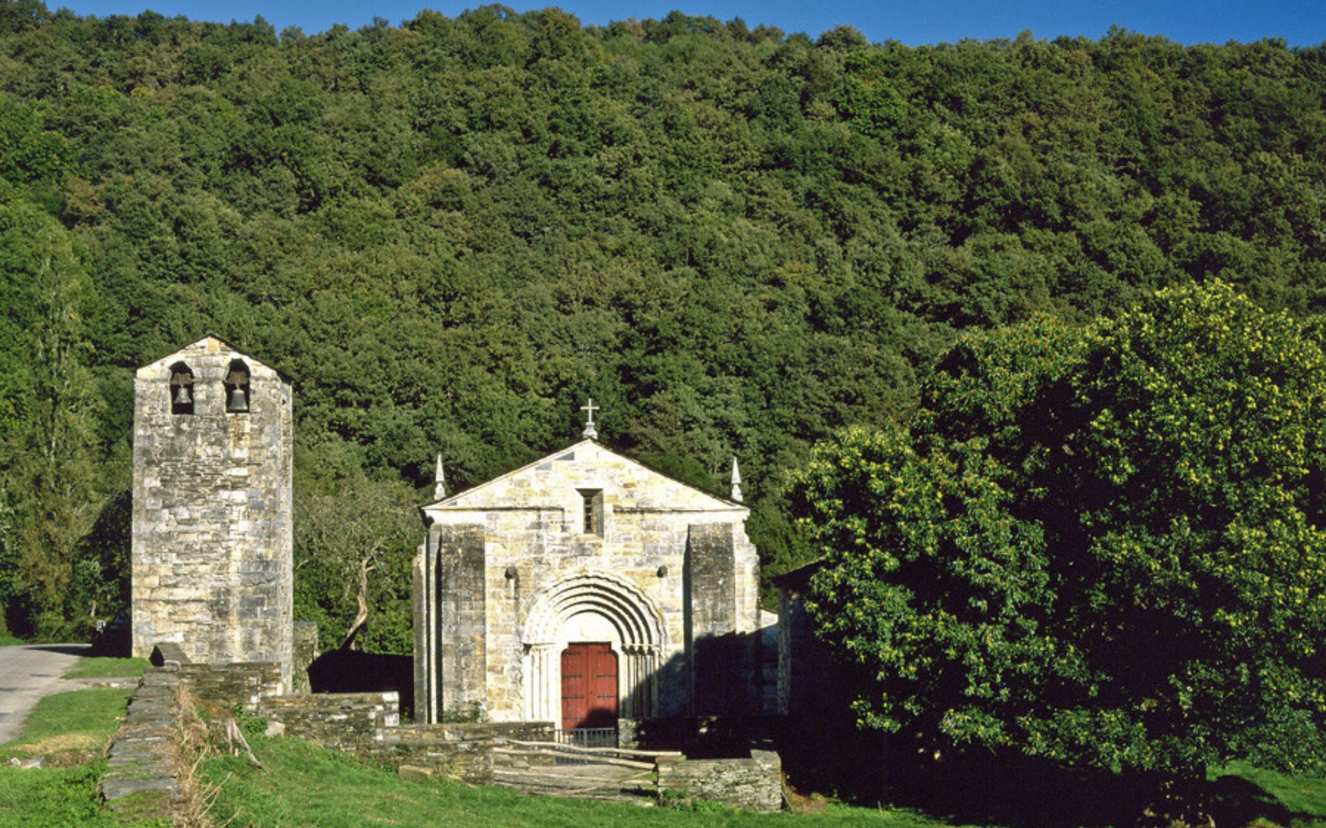 Monasterios de Galicia Norte. Románico en verde